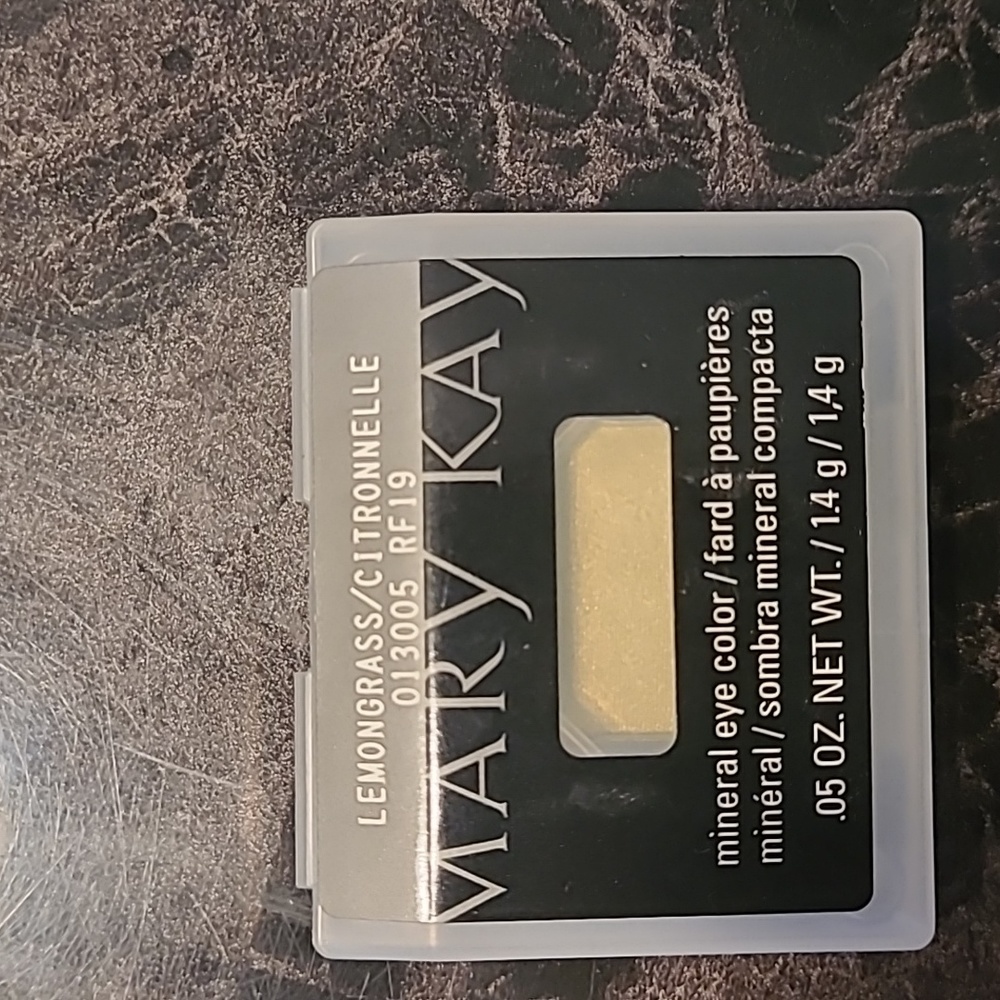 New!  Mary Kay lemongrass mineral eye powder color